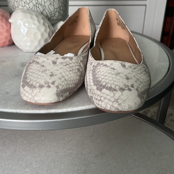 Naturalizer Cody Flat White Snake Pattern Leather - Picture 6 of 14